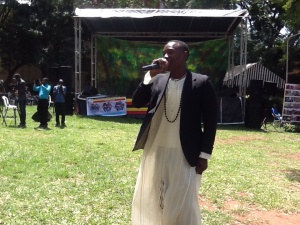 Singer, Yoyo entertains guests. He was smart enough to wear a kanzu